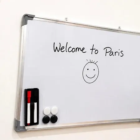 Appartement Menilmontant, 2 Minutes From The Subway Parijs