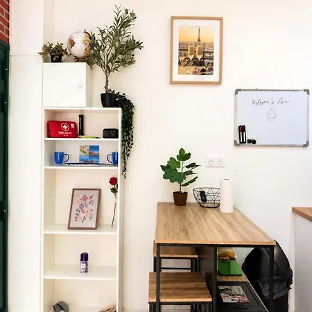 Appartement Menilmontant, 2 Minutes From The Subway Parijs