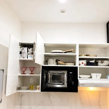 Appartement Menilmontant, 2 Minutes From The Subway Parijs