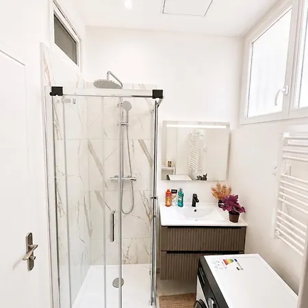 Appartement Menilmontant, 2 Minutes From The Subway Parijs